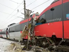 epa03547698 The scene of a train collision in Vienna, Austria, 21 January 2013. According to media reports, several people were injured when two regional trains collided on the morning of 21 January. EPA/ROLAND SCHLAGER