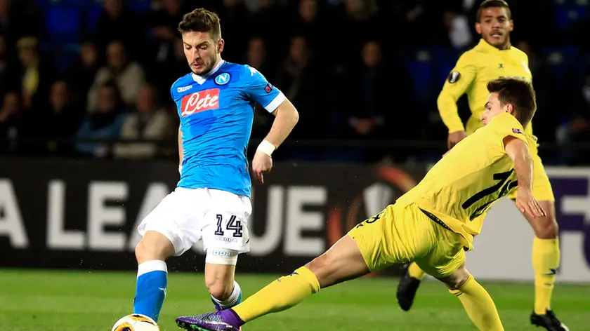 Villarreal midfielder Denis Suarez (C) and Napoli forward Mertens fight for the ball during the UEFA Europa League round 32 first leg match held at El Madrigal stadium in Villarreal, Spain, 18 February 2016. EFE/Domenech Castello