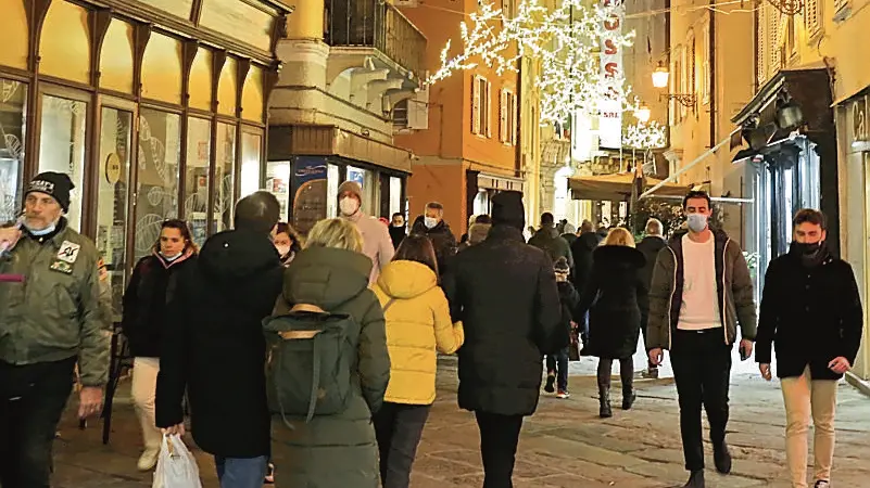 A Trieste e nel resto del Fvg l'obbligo di mascherina all'aperto è in vigore già dalla fine di novembre visto che la regione è in zona gialla