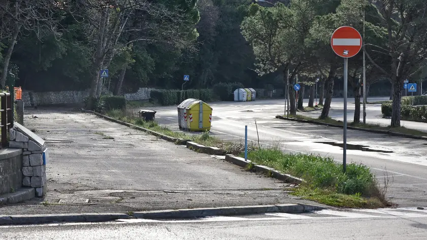L’area nella baia di Sistiana dove in estate operano i chioschi: al momento la zona è priva di strutture. I gestori parteciperanno, anche per il 2024, al consueto bando. Foto Lasort