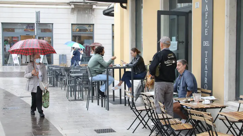 I tavolini all’esterno del Caffè Teatro in corso Italia. Foto Bumbaca