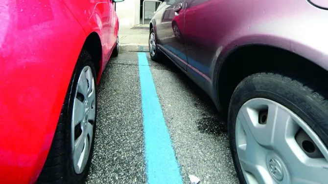 La distanza minima tra due auto parcheggiate in via Giustiniano