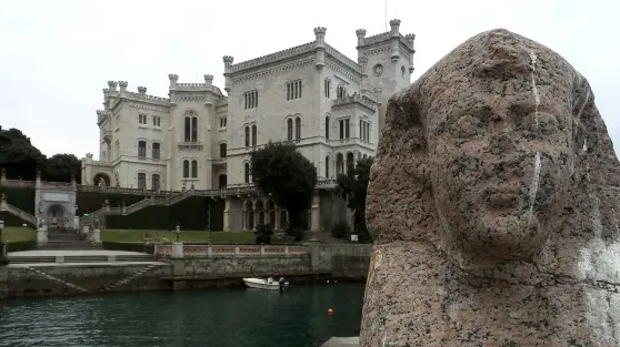 Il castello di Miramare con la sfinge in primo piano