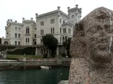 Il castello di Miramare con la sfinge in primo piano