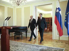 Janez Janša (a sinistra) con il capo dello Stato Borut Pahor da delo.si