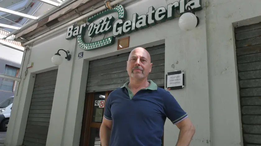 Il titolare Maurizio Viti davanti alle serrande abbassate della storica gelateria in Passeggio Sant'Andrea. Foto Francesco BRUNI