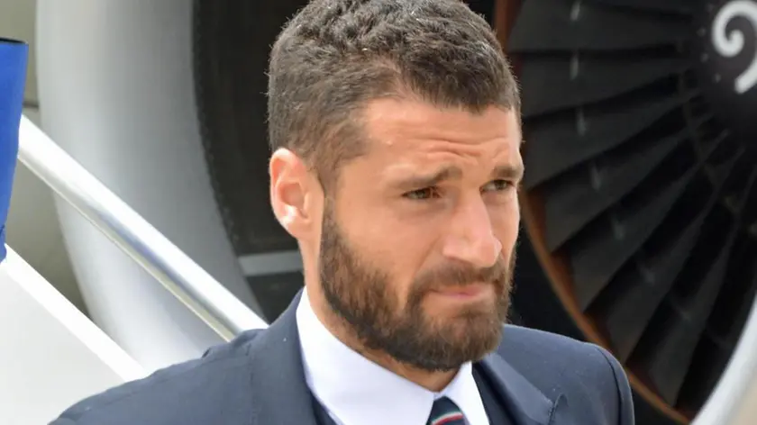 Antonio Candreva arriva all'aeroporto di Fiumicino dopo l'eliminazione della squadra italiana dal mondiale di calcio in Brasile, Roma 26 giugno 2014. ANSA/ TELENEWS