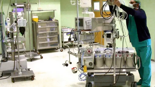 20040202 - CRO - CAGLIARI - SANITA': TRAPIANTI AL BROTZU DI CAGLIARI A UNA SETTIMANA DA CADUTA AEREO CON EQUIPE CARDIOCHIRURGICA - La sala operatoria dell'ospedale Brotzu di Cagliari, viene sistemata prima di eseguire un trapianto di fegato. Ad una settimana esatta dalla caduta del Cessna 500, con a bordo l'equipe cardiochirurgica del dottor Alessandro Ricchi, questo è il primo giorno in cui sono ripresi gli interventi chirurgici di due trapianti, uno di cuore e l'altro di fegato, presso l'azienda ospedaliera Brotzu. MARIO ROSAS /ANSA/ KLD