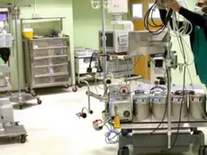 20040202 - CRO - CAGLIARI - SANITA': TRAPIANTI AL BROTZU DI CAGLIARI A UNA SETTIMANA DA CADUTA AEREO CON EQUIPE CARDIOCHIRURGICA - La sala operatoria dell'ospedale Brotzu di Cagliari, viene sistemata prima di eseguire un trapianto di fegato. Ad una settimana esatta dalla caduta del Cessna 500, con a bordo l'equipe cardiochirurgica del dottor Alessandro Ricchi, questo è il primo giorno in cui sono ripresi gli interventi chirurgici di due trapianti, uno di cuore e l'altro di fegato, presso l'azienda ospedaliera Brotzu. MARIO ROSAS /ANSA/ KLD