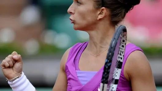 epa03244541 Sara Errani of Italy reacts during her third round match against Ana Ivanovic of Serbiafor the French Open tennis tournament at Roland Garros in Paris, France, 01 June 2012. EPA/CHRISTOPHE KARABA