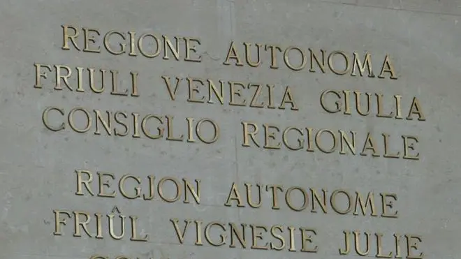 Lasorte Trieste 23 04 04 - Consiglio Regionale - Insegna Bilingue Italiano Friulano