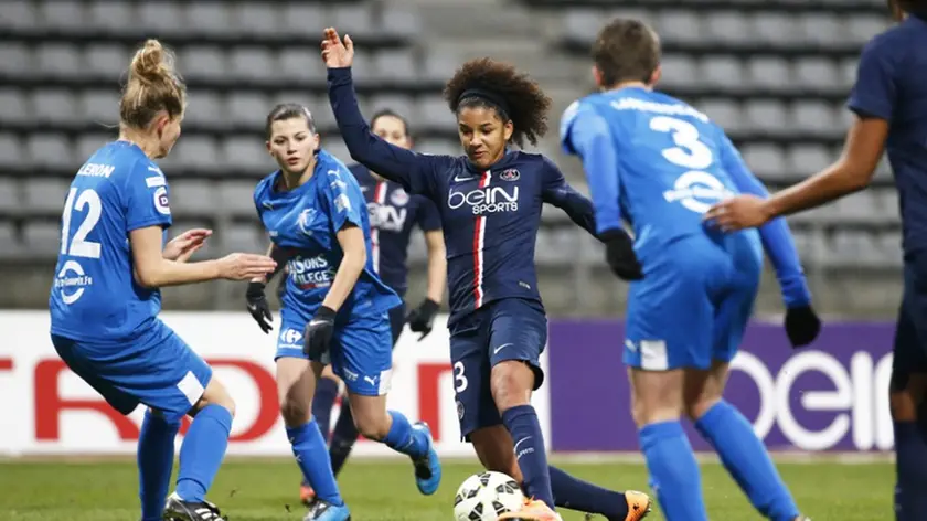 Sara Gama in azione in maglia blu scuro