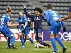 Sara Gama in azione in maglia blu scuro