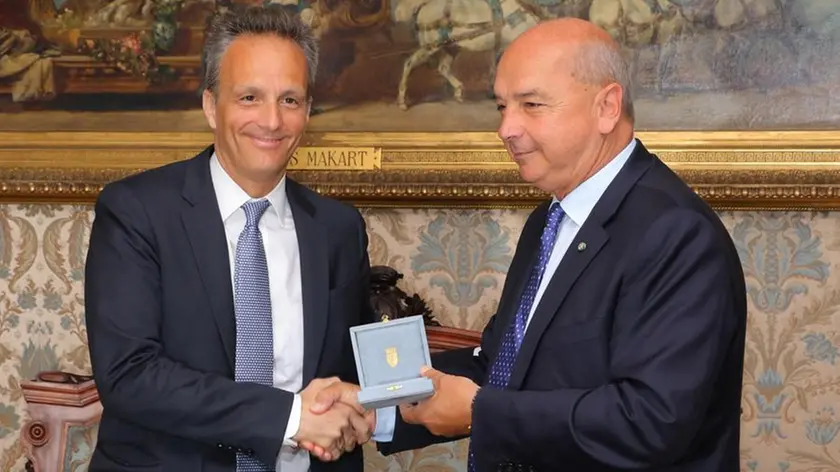 Una foto che risale al 2017, quando Roberto Dipiazza consegnò a Francesco Russo il Sigillo trecentesco per il suo lavoro come senatore per la sdemanializzazione del Porto vecchio