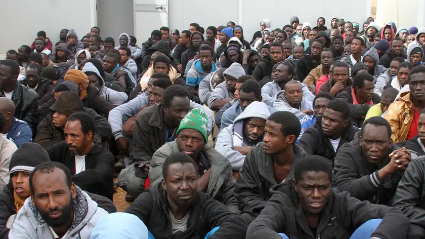 (150218) -- MISRATA, Feb. 18, 2015 (Xinhua) -- Dozens of illegal immigrants gather in a yard guarded by Libyan police in Misrata, Libya, on Feb. 18, 2015. Libya has long been a transit point for migrants seeking to reach Malta, Italy, and other places in Europe. (Xinhua/Hamza Turkia)