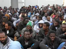 (150218) -- MISRATA, Feb. 18, 2015 (Xinhua) -- Dozens of illegal immigrants gather in a yard guarded by Libyan police in Misrata, Libya, on Feb. 18, 2015. Libya has long been a transit point for migrants seeking to reach Malta, Italy, and other places in Europe. (Xinhua/Hamza Turkia)