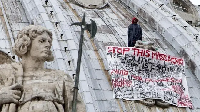 Marcello Di Finizio, l'imprenditore triestino che per la terza volta e' riuscito a salire sulla cupola della basilica di San Pietro esponendo uno striscione contro il "massacro" della crisi e contro l'euro, Roma, 21 maggio 2013. ANSA/MASSIMO PERCOSSI