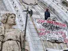 Marcello Di Finizio, l'imprenditore triestino che per la terza volta e' riuscito a salire sulla cupola della basilica di San Pietro esponendo uno striscione contro il "massacro" della crisi e contro l'euro, Roma, 21 maggio 2013. ANSA/MASSIMO PERCOSSI