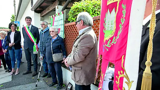 Il sindaco di Ronchi a una cerimonia di posa della pietra d’inciampo