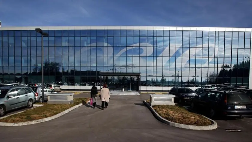 La futuristica sede dell’Adria Airways all’aeroporto di Lubiana “Jože Pučnik” a Brnik foto da delo.slo