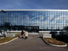 La futuristica sede dell’Adria Airways all’aeroporto di Lubiana “Jože Pučnik” a Brnik foto da delo.slo