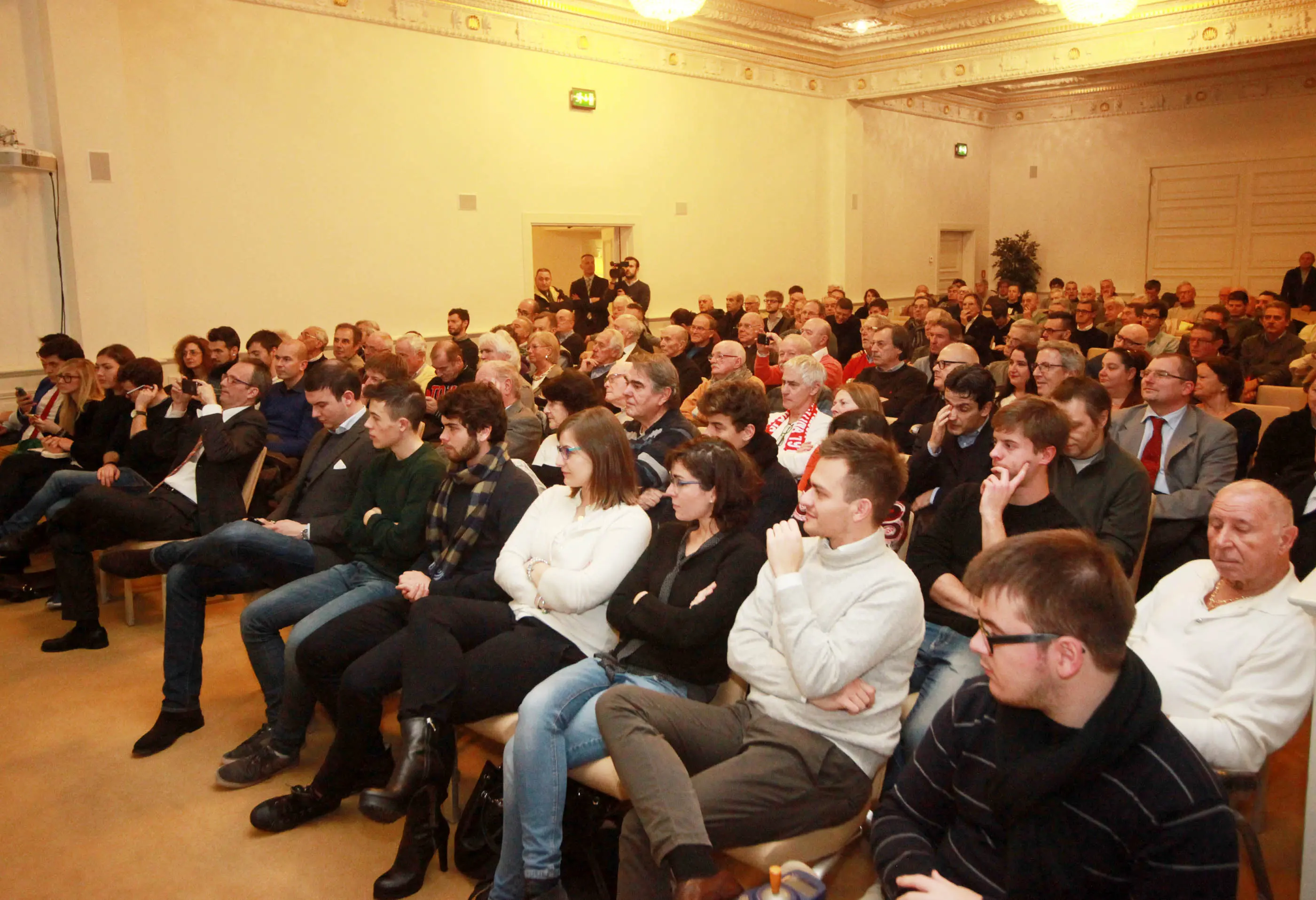 La sala del Savoia stracolma per il dibattito sulla Triestina