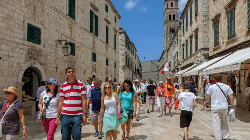 Turisti a spasso tra calli e piazzette