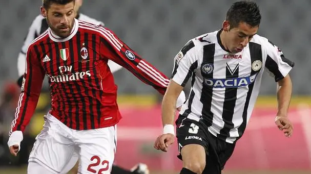 Antonio Nocerino (L) of Milan and Mauricio Isla of Udinese in action during the Italian Serie A soccer match Udinese Calcio vs AC Milan at Friuli stadium in Udine, Italy on 11 February 2012. ANSA/ANDREA SOLERO