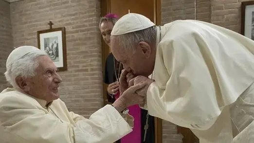 Papa Francesco fa visita al Papa emerito Ratzinger nella residenza Mater Ecclesiae nel novembre 2020