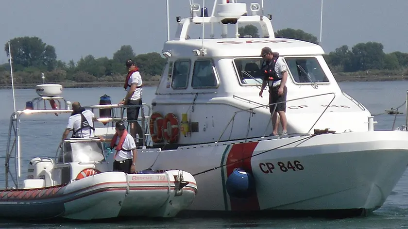 Uomini della Guardia costiera impegnati in mare