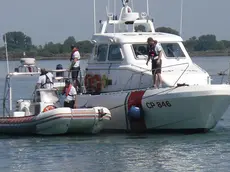 Uomini della Guardia costiera impegnati in mare