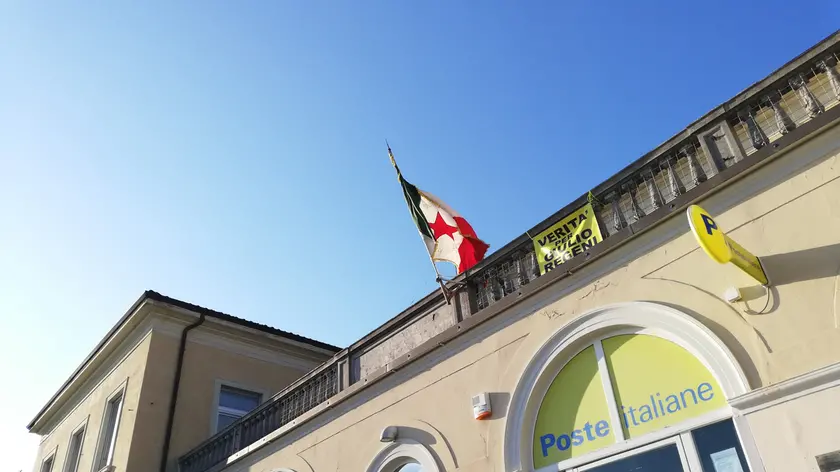 La bandiera spuntata alla vigilia del 25 aprile