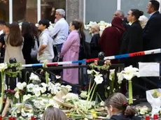 La folla radunata davanti alla scuola Ribnikar di Belgrado