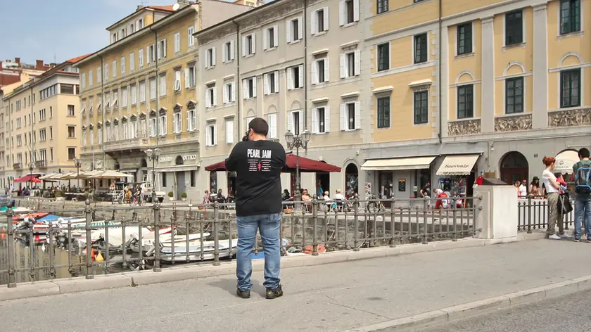 Un "reduce" dal concerto dei Pearl Jam fotografa il Canal Grande: l'evento ha portato a Trieste fan che poi si sono fermati per più di qualche ora in città (foto Lasorte)