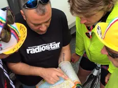 Ciclisti armati di mappa della città