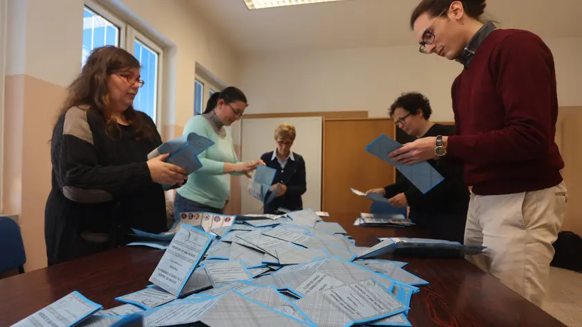 Un seggio elettorale in una foto di archivio