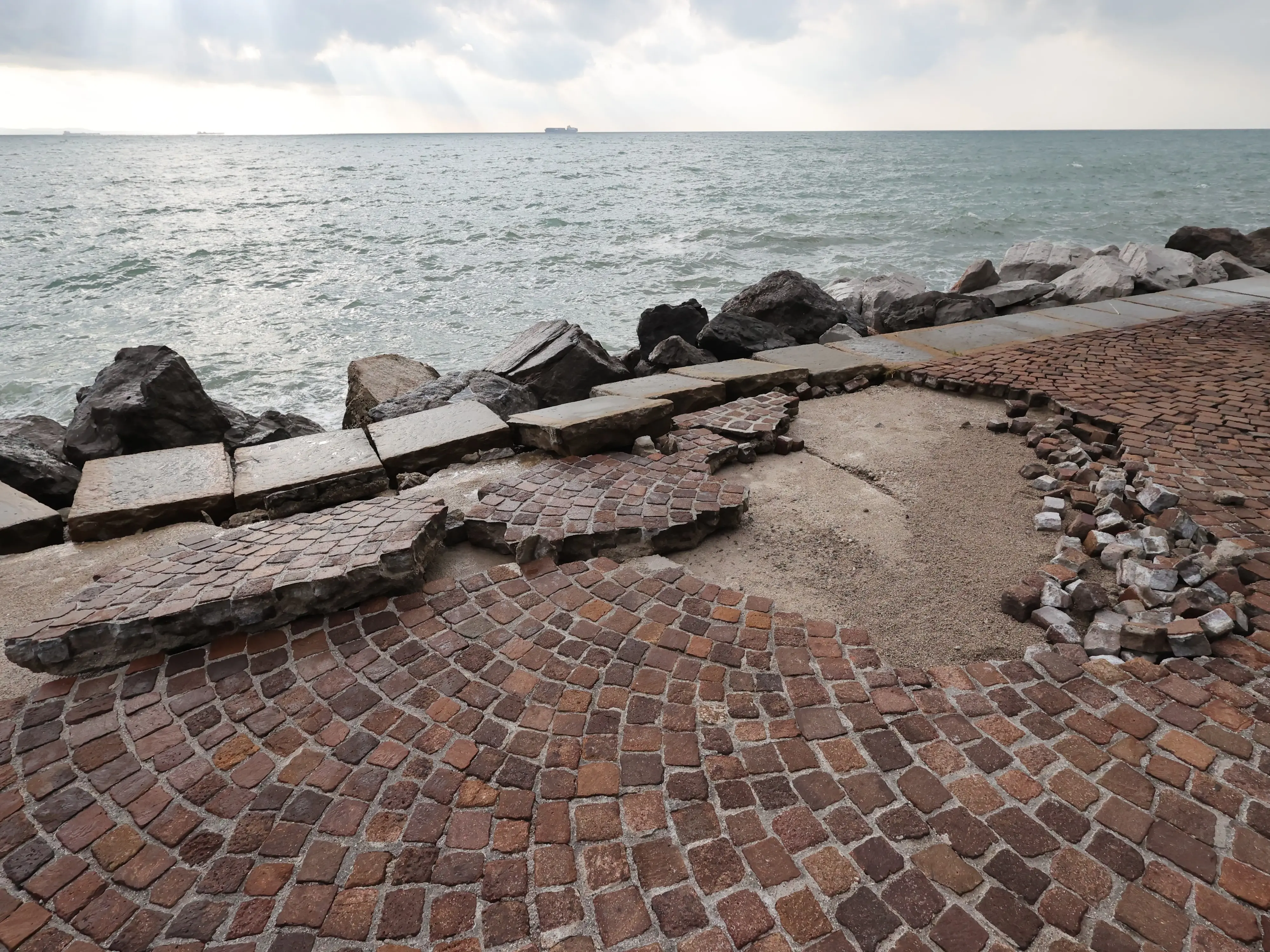 La forte mareggiata di questa mattina, venerdì 27 ottobre, ha distrutto il noto stabilimento balneare di Trieste “Sticco”, che si trova a un centinaio di metri dal castello di Miramare. Stimati 250mila euro di danni. Le onde hanno divelto alcune strutture che assicuravano la struttura sugli scogli e lungo la strada, hanno inoltre sfasciato arredi e altre componenti dell'impianto. La mareggiata ha anche trascinato in acqua sdraio, sedie e altri oggetti che erano custoditi nello stabilimento. Nella zona della Pineta di Barcola invece la furia delle onde ha divelto la pavimentazione. Foto di Andrea Lasorte: