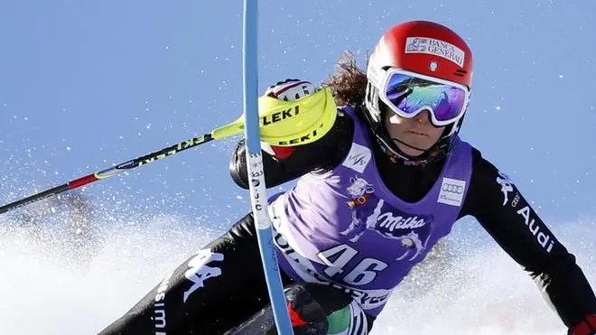 epa03994324 Frederica Brignone of Italy clears a gate during the Women's Slalom race of the FIS Alpine Skiing World Cup in Courchevel, France, 17 December 2013. EPA/CHRISTOPHE KARABA