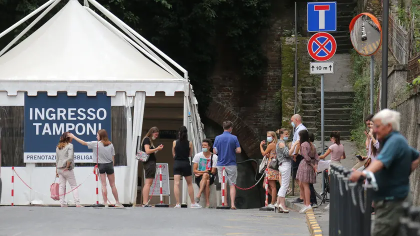 In fila per il tampone molecolare alla Salus di Trieste