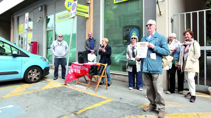Il sit-in dello Spi Cgil in via Combi Foto Andrea Lasorte