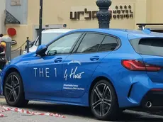 La macchina della trasmissione davanti all'Hotel Urban (Lasorte)