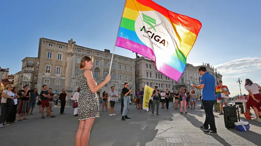 Il presidio organizzato a Trieste da Arcigay e Arcilesbica (Foto Lasorte)
