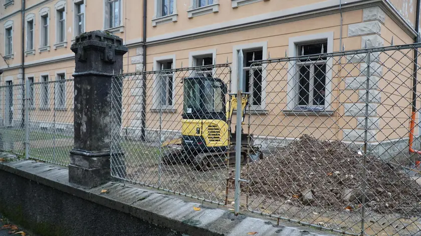alto la De Amicis, sotto i lavori alla ex scuola di via Udine Foto Marega