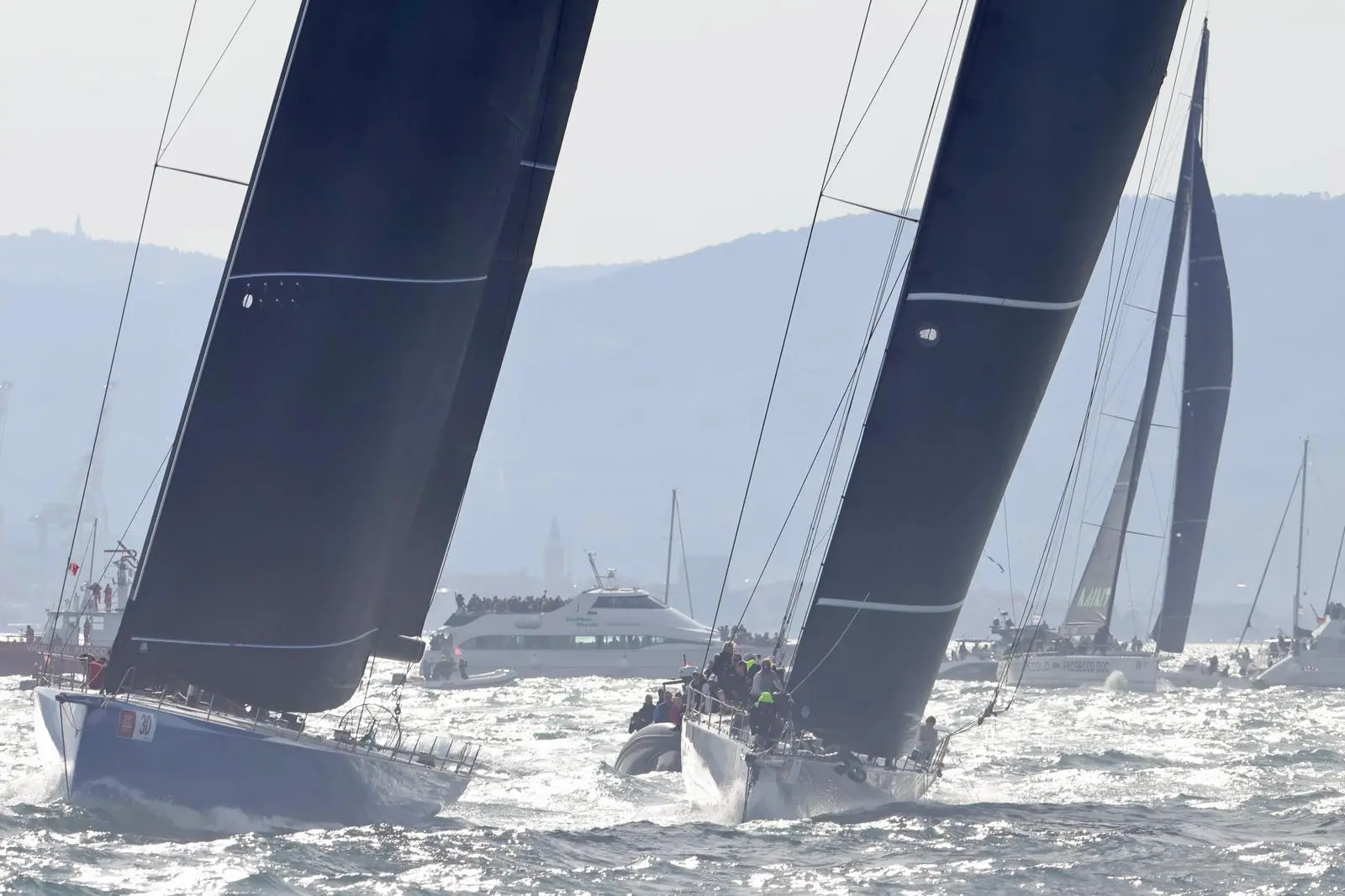 Con il colpo di cannone sparato dal veliero Vespucci, la Barcolana 54 ha preso il via regolarmente alle 10.30. L’americana Deep blue, al suo esordio a Trieste, ha registrato una partenza eccezionale, tanto da conquistare il titolo Foto Lasorte, Bruni e Silvano)