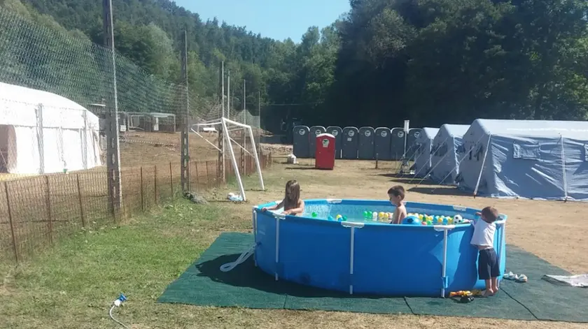 La piscinetta gonfiabile per i bambini del campo sfollati ad Amatrice