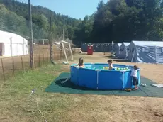 La piscinetta gonfiabile per i bambini del campo sfollati ad Amatrice