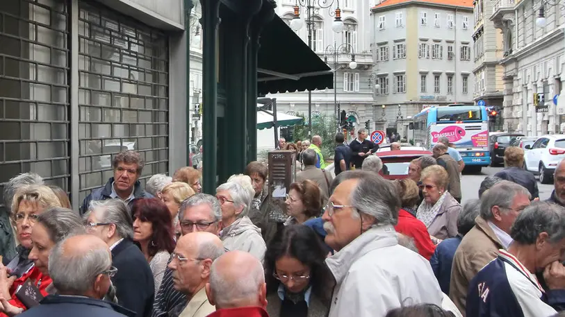 La folla davanti agli uffici di via Gallina