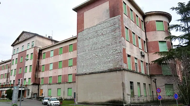L’ex ospedale civile si trova in via Vittorio Veneto e il suo destino è l’abbattimento Foto Bumbaca