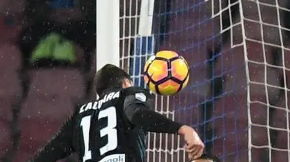 Atalanta's Mattia Caldara (L) scores the goal during the Italian Serie A soccer match SSC Napoli vs Atalanta BC at San Paolo stadium in Naples, Italy, 25 February 2017. ANSA/CIRO FUSCO