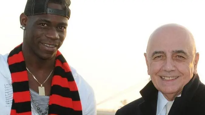 epa03561907 The new Italian forward of AC Milan, Mario Balotelli, shakes hand with Italian Ceo of AC Milan Adriano Galliani as he arrives at Malpensa airport in Milan, Italy, 30 January 2013. EPA/STUDIO BUZZI EDITORIAL USE ONLY/NO SALES